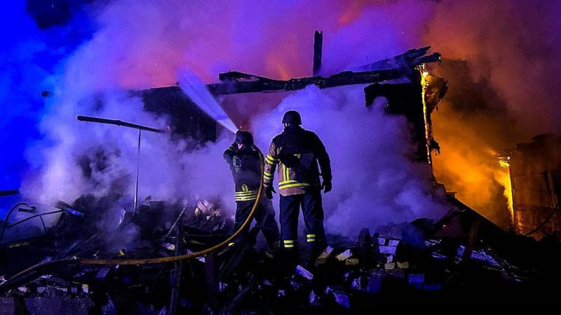 Окупантами здійснено напад на промисловий об'єкт у Сумській області, що призвело до спалаху пожежі.
