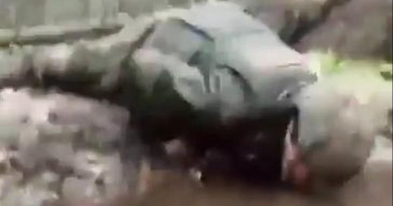 Російські загарбники черпають воду з калюжі: 