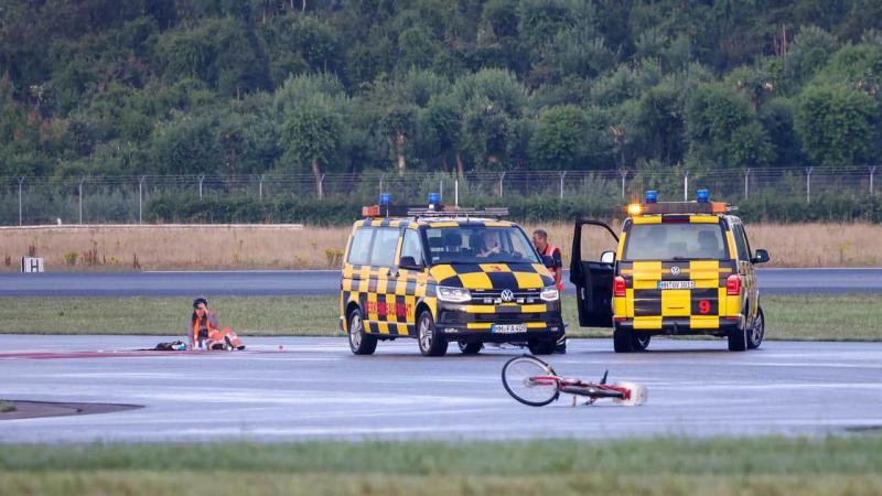 У Німеччині екоактивістам довелося сплатити 403 тисячі євро за перешкоджання роботі аеропорту.