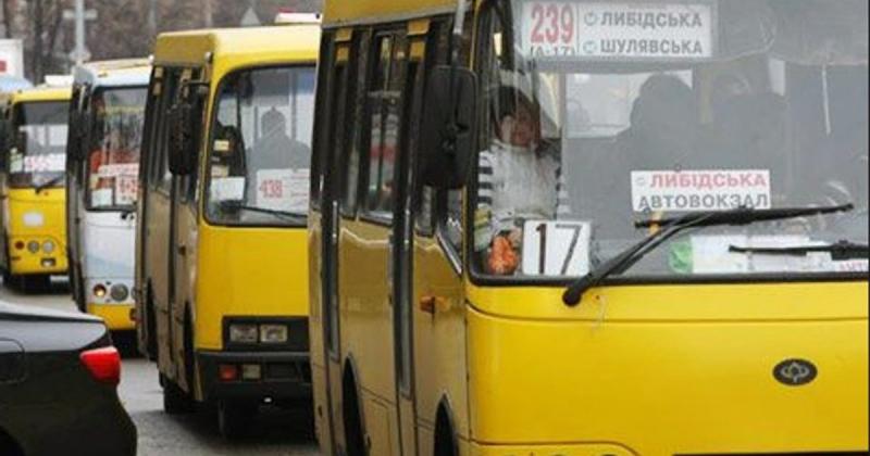 У Києві в результаті обстрілу постраждало приблизно 70 автобусів маршрутного сполучення.