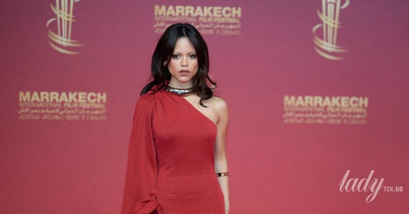У червоній сукні з асиметричним рукавом: Дженна Ортега вражала на кінофестивалі в Марракеші.
