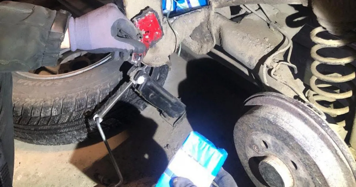 Невдалий сценарій: водійка легкового автомобіля спробувала переправити через кордон сигарети без акцизних марок.