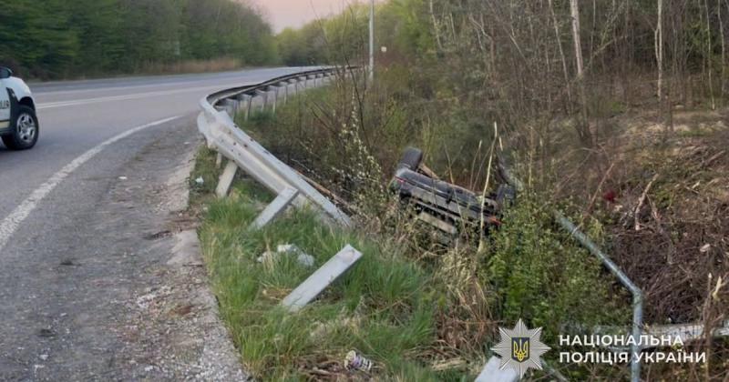 На об'їзній дорозі Ужгорода 19-річний водій, перебуваючи під впливом алкоголю, виїхав у кювет (ФОТО)