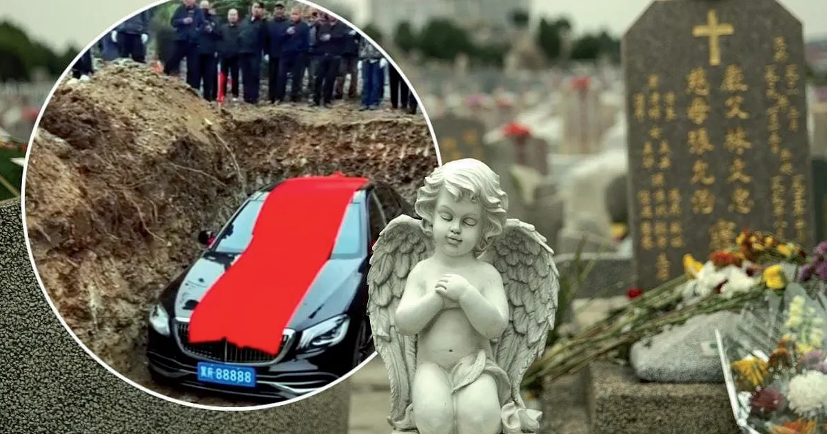 Багатого китайця поховали разом з його автомобілем 