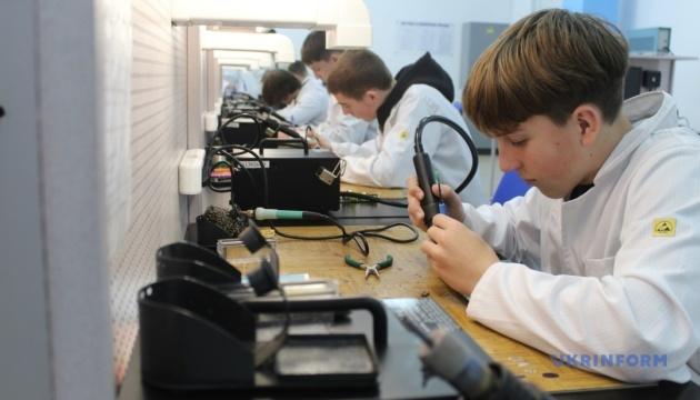 Справедливі умови праці та конкурентна заробітна плата, подібно до наших європейських сусідів: забезпечити підготовку та збереження кадрів.
