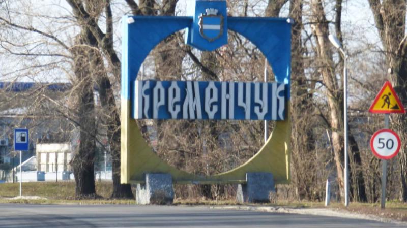 Російські війська здійснили масштабний обстріл Кременчука, зафіксовані попадання.
