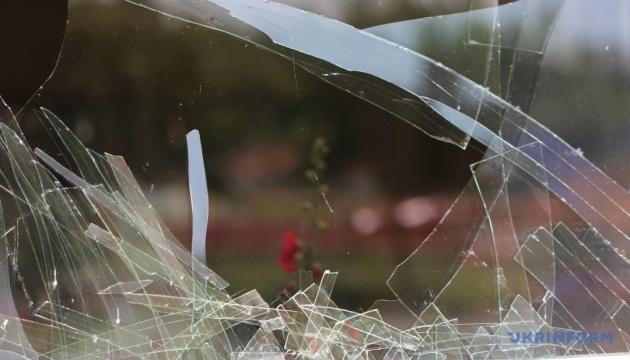 Київська область піддалася ракетному обстрілу, внаслідок чого є постраждалі, зруйновані будівлі й виникли пожежі.