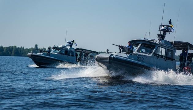 Команда ВМС вжила заходів для порятунку групи цивільних осіб, які опинилися в відкритому морі на надувних колах.