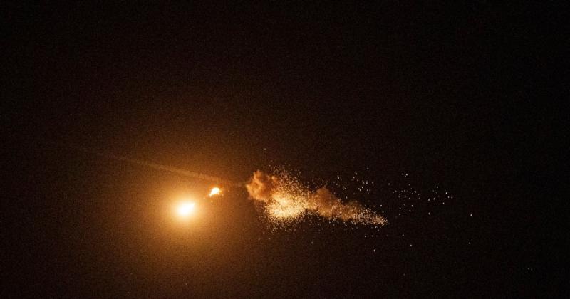 У Києві внаслідок потужного обстрілу з боку Росії постраждали 14 осіб, зазнали ушкоджень житлові будинки та залізнична інфраструктура, повідомляють місцеві органи влади.