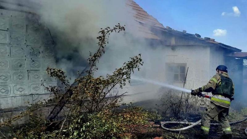 Окупантські сили нанесли удар по Дніпропетровщині: спалахнули пожежі, підприємство зазнало ушкоджень.