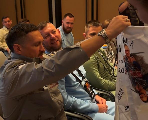 Перед поєдинком-реваншем Усику вручили ексклюзивну сорочку.