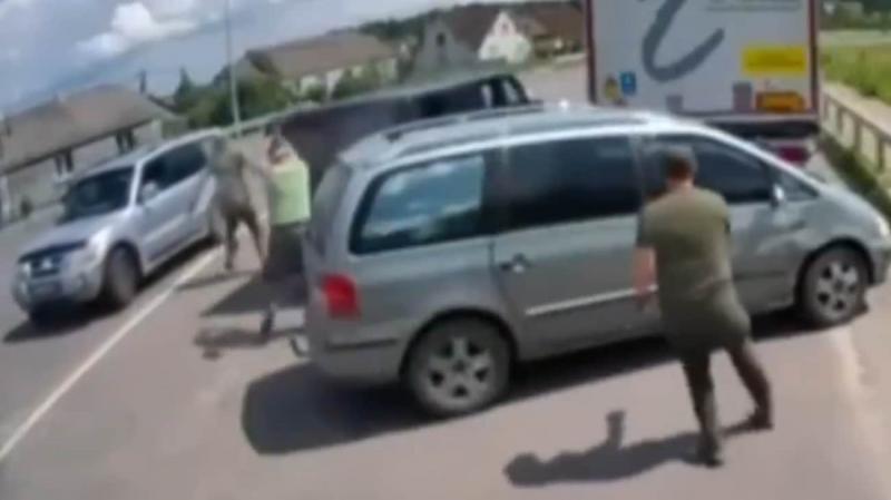 У Волинській області чоловік напав на військовослужбовців ТЦК, використавши лопату, після чого втік з місця події.