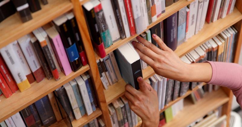 Найкращі літні читання: від детективних історій та трилерів до романтичних творів.