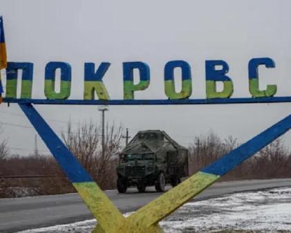 Окупантські сили руйнують Покровськ та прилеглі села, повідомляють військові джерела.