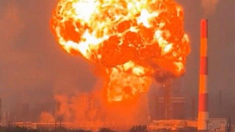 Масштабна атака безпілотників на території Росії: спалах на нафтопереробному заводі, у заводі з виробництва радіоелектроніки, а також вибухи поблизу військового аеродрому.