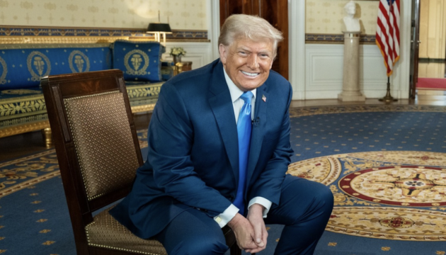 Трамп перемістив портрети Обами і Буша на непомітні сходи, повідомляє CNN.