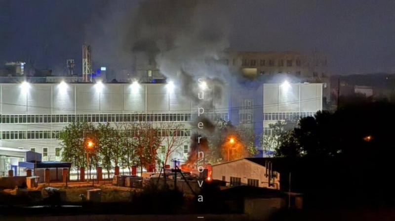 Дрони здійснили напад на підприємство в російському Ставрополі, повідомляють користувачі соціальних мереж.