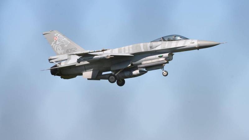 У Польщі призупинили авіарейси на літаках F-16 після трагедії, що сталася під час репетиції авіашоу.