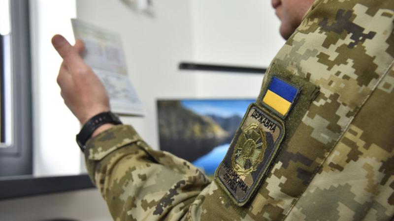 Державна прикордонна служба України озвучила дві основні причини, чому чоловікам віком від 18 до 22 років заборонено виїзд за межі країни.