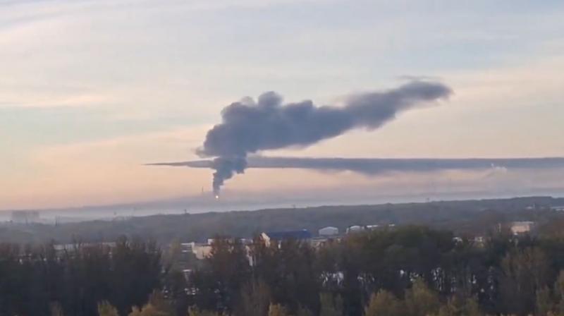 В Росії виникла пожежа на Ярославському нафтопереробному заводі: чиновники стверджують, що це не пов'язано з безпілотниками.