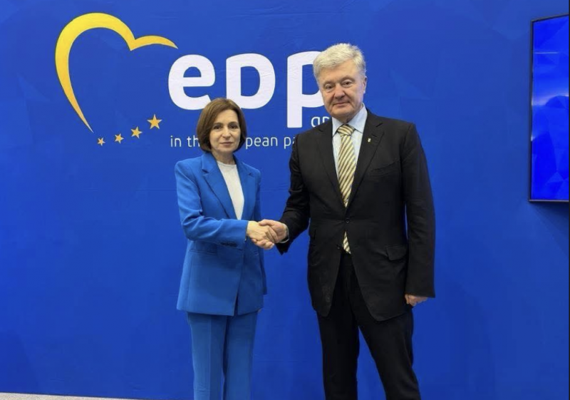 Проросійські телеграм-канали знову розповсюдили дезінформацію про Порошенка.