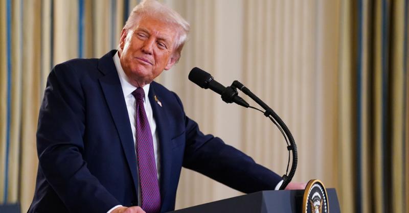 Трамп вирушив до Південної Кореї, де отримав в подарунок репліку золотої корони.