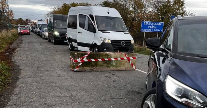 У Закарпатті, після випадку прориву кордону, контрольно-пропускні пункти укріпили бетонними блоками (фото)