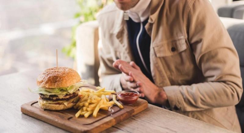 Які продукти і напої слід уникати при підвищеному артеріальному тиску: фахівці виділили 10 небезпечних варіантів.