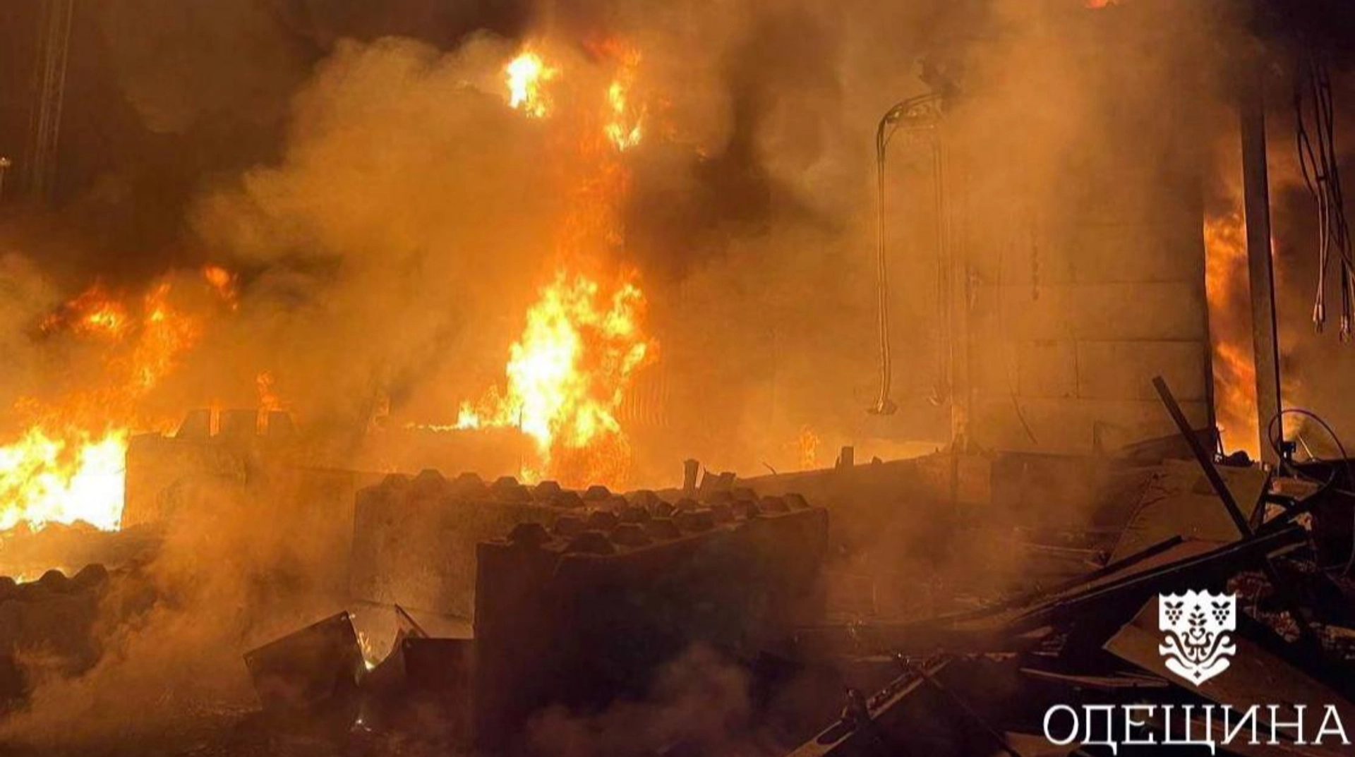 Російські війська завдали ударів по енергетичним та портовим об'єктам в Одеській області: спалахнули численні вогні.