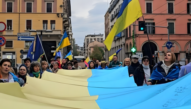 В Болоньї, Італія, українська громада організувала акцію, щоб привернути увагу до злочинів, скоєних Російською Федерацією.