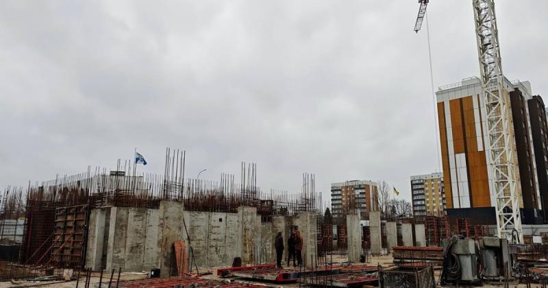 У Бородянці розпочали будівництво дев'ятиповерхового будинку, який був зруйнований внаслідок ворожих обстрілів на початку війни (ФОТО) -- Delo.ua