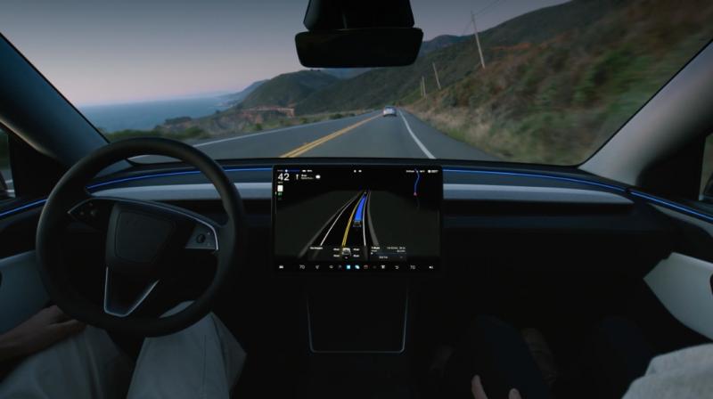 Маск оголосив, що нова версія Tesla FSD дає змогу надсилати повідомлення під час водіння.