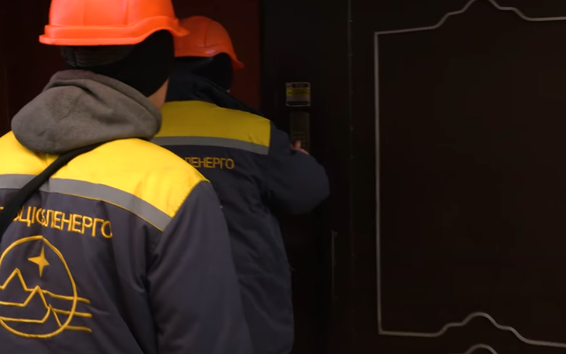 Енергетики не можуть вимкнути електропостачання в домах: люди масово накидаються на команди працівників.