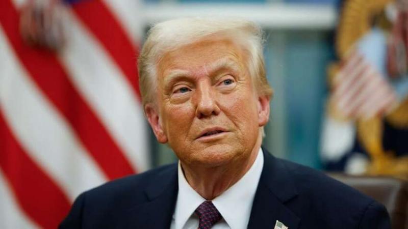 Трамп відвернувся на білизну Меланії під час своєї промови, присвяченої економічній ситуації в США.