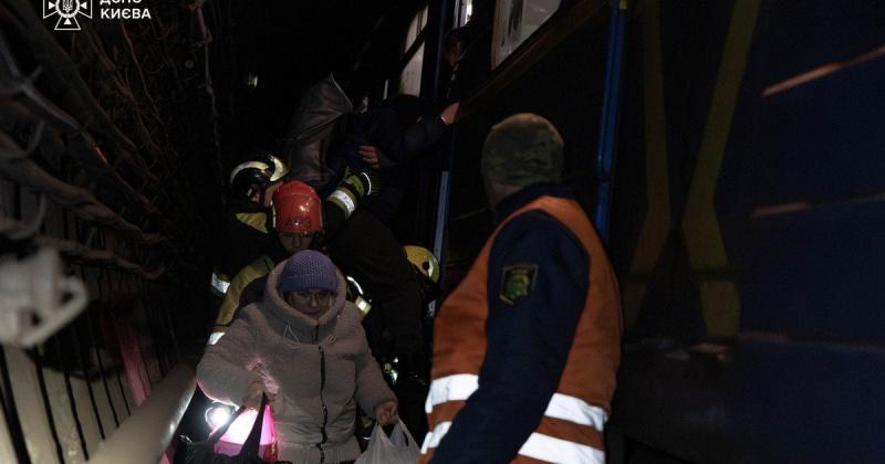 Блекаут у Києві: з підземки евакуювали приблизно 500 людей.