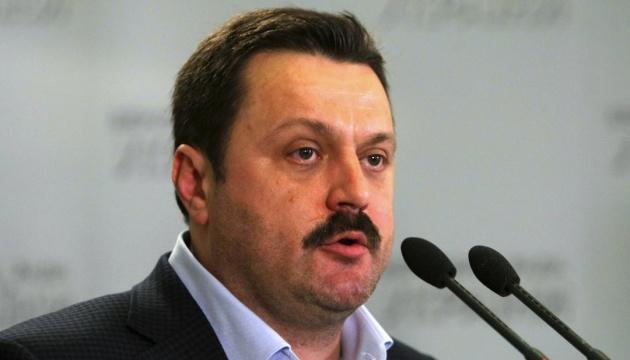 Втікач-нардеп Деркач незаконно захопив в Києві земельну ділянку природоохоронного призначення вартістю 595 мільйонів гривень.