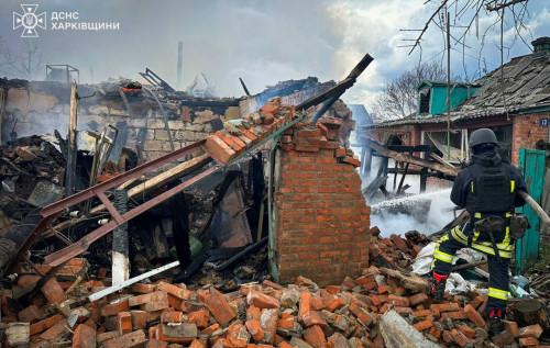 Росія здійснила обстріл Харківської області з використанням реактивних систем залпового вогню: п'ятеро осіб отримали поранення, серед них є діти. Фотографії з місця події.