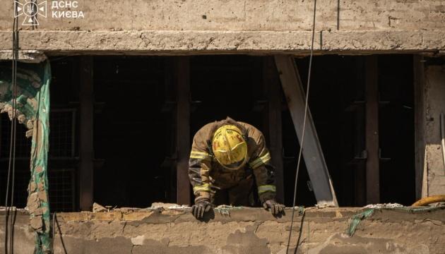 У Києві закінчили усунення наслідків російської атаки: одна особа загинула, а троє отримали травми.